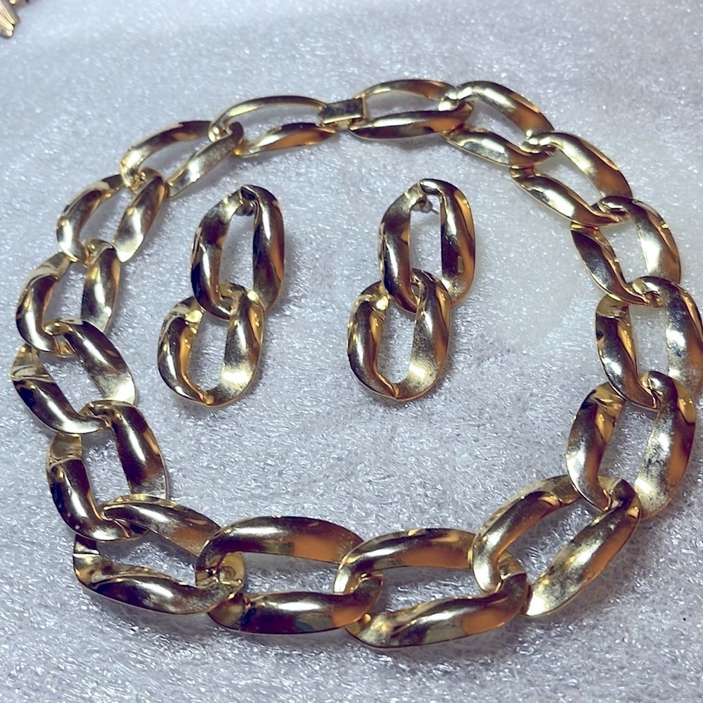 Beautiful Gold Choker Chain Necklace With Matching Earrings